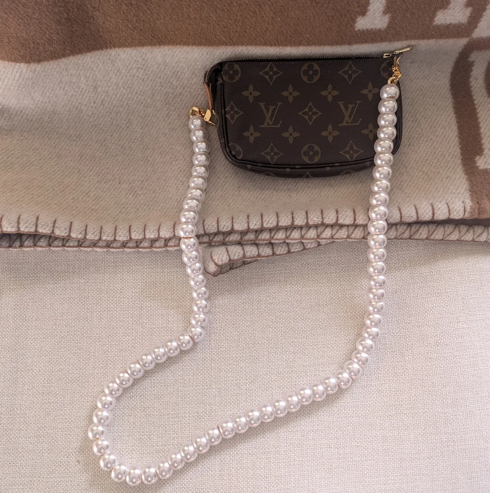 🤎AUTH Pre loved Louis Vuitton Pochette + Pearl Crossbody Strap! - Picture 7 of 15